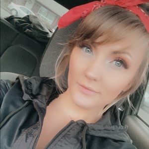 Meet your Posher, Emilee